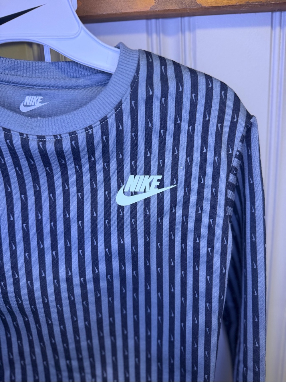 Nike Girls Size 6- 2 Piece Outfit Set Gray Striped Long Sleeve Top Leggings NWT - Picture 3 of 5